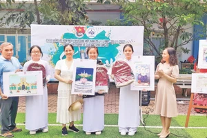 Triển lãm Trang vẽ học sinh với chủ đề sắc màu tại Trường trung học phổ thông Nguyễn Du, giúp các em có thêm cơ hội gắn kết, giao lưu, tương tác với bạn bè, thầy cô giáo nhiều hơn.