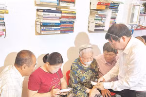 Thầy giáo Đinh Ngọc Sơn hướng dẫn học viên tạo tài khoản email.