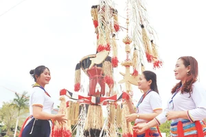 Nghệ thuật trang trí cây nêu của người Co ở Quảng Ngãi là di sản văn hóa phi vật thể quốc gia.