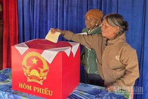 Cử tri thôn Đăk Mế, xã biên giới Bờ Y tham gia bầu cử.