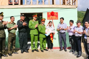 Nghi thức bàn giao nhà trong “Chiến dịch Quang Trung” cho hộ gia đình bà Đinh Thị Vôn, trú tại thôn Huy Măng, xã miền núi Sơn Tây (Quảng Ngãi).