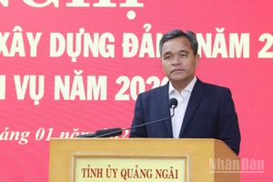 Đồng chí Hồ Văn Niên, Ủy viên Trung ương Đảng, Bí thư Tỉnh ủy Quảng Ngãi phát biểu chỉ đạo hội nghị.