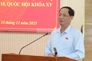 Phó Chủ tịch Quốc hội Trần Quang Phương phát biểu tại buổi tiếp xúc cử tri phường Đức Phổ.