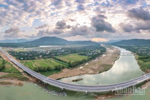 Đường cao tốc Quảng Ngãi-Hoài Nhơn như một dải lụa vắt qua nhiều vùng quê, kết nối các vùng kinh tế trọng điểm.