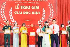 Lãnh đạo Đảng ủy xã Hát Môn trao giải Đặc biệt cuộc thi cho thí sinh Trần Thị Hường, giáo viên Trường trung học phổ thông Ngọc Tảo.