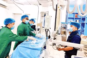 Các bác sĩ Bệnh viện Bạch Mai chuyển giao kỹ thuật chụp và nút phình mạch não cho Bệnh viện đa khoa Tuyên Quang.