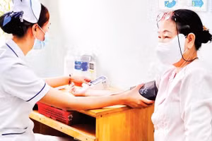 Khám bệnh tại Phòng khám nghĩa tình Linh Xuân.
