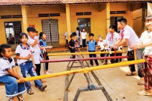 Một sân chơi cho học sinh tại Trường tiểu học Đắk Á, xã Bù Gia Mập đầu tư từ nguồn xã hội hóa.
