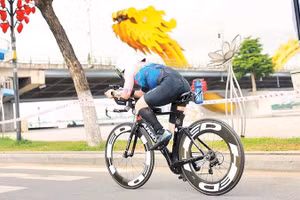Vận động viên tham gia IRONMAN thi đấu qua các tuyến phố chính tại Đà Nẵng.