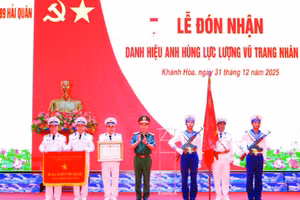Đại tướng Phan Văn Giang, Ủy viên Bộ Chính trị, Phó Thủ tướng Chính phủ, Phó Bí thư Quân ủy Trung ương, Bộ trưởng Quốc phòng trao danh hiệu Anh hùng Lực lượng vũ trang nhân dân tặng Lữ đoàn 189 (Ảnh CTV)