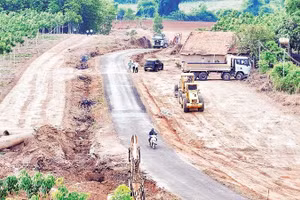 Đơn vị thi công triển khai làm đường ngay khi nhân dân xã Tân Lợi đồng thuận hiến đất mở rộng đường.