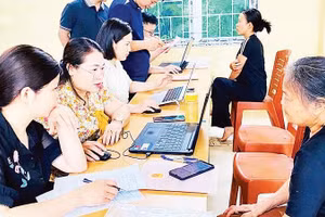 Rà soát, làm sạch dữ liệu đất đai tại xã Nghĩa Tá (Ảnh DUY THÁI)