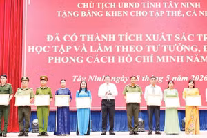 Chủ tịch Ủy ban nhân dân tỉnh Tây Ninh Lê Văn Hẳn trao bằng khen tặng các tập thể và cá nhân có thành tích xuất sắc trong học tập và làm theo Bác.