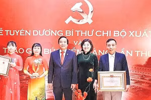 Bí thư Chi bộ Khương Thị Minh Quế (thứ 2 từ trái sang) tại Lễ tuyên dương Bí thư Chi bộ xuất sắc.