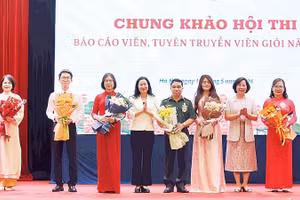 Ban Tổ chức tặng quà cho những thí sinh có màn thể hiện xuất sắc trong hội thi.