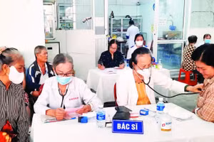 Các bác sĩ Phòng khám chuyên khoa nội nhân đạo khám cho người bệnh.