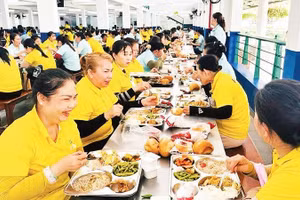 Công nhân Công ty cổ phần Teakwang Mộc Bài dùng cơm giữa ca do doanh nghiệp tổ chức.