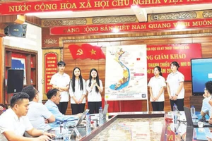 Học sinh Trường THPT Chuyên Lào Cai thuyết trình “Mô hình tương tác 25 điểm đường cơ sở Việt Nam tích hợp IoT và trí tuệ nhân tạo theo đơn vị hành chính mới nhất của Chính phủ”. (Ảnh HOÀI ANH)