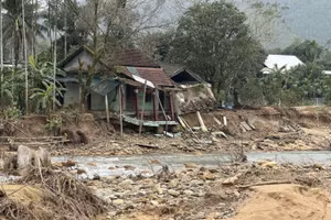 Sau đợt mưa lụt tháng 11/2025, nhiều đoạn sông Tả Trạch bị sạt lở, khoét sâu, áp sát khu dân cư.