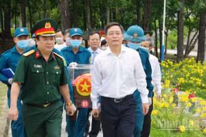Bí thư thành ủy Huế thăm, động viên các lực lượng tham gia chiến dịch 500 ngày đêm ở Nghĩa trang liệt sĩ thành phố Huế.