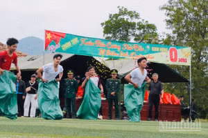 Nhiều trò chơi dân gian được tổ chức để mang thêm không khí Xuân cho ngày hội.