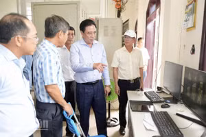 Ông Nguyễn Khắc Toàn, Chủ tịch Ủy ban nhân dân thành phố Huế yêu cầu triển khai ngay các giải pháp bảo đảm nguồn nước sinh hoạt cho người dân.