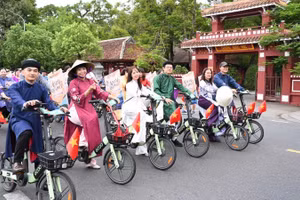 Các đại biểu mặc áo dài truyền thống, xuất phát lúc 6 giờ từ Quảng trường trước Trường trung học phổ thông Chuyên Quốc học Huế.