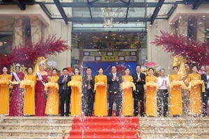 Lãnh đạo thành phố cùng lãnh đạo Tập đoàn Vietravel cắt băng, đánh dấu thời điểm tòa nhà được đưa vào khai thác.