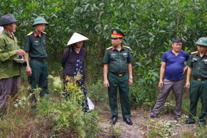 Đoàn công tác kiểm tra thực địa và xác minh thông tin từ người dân địa phương.