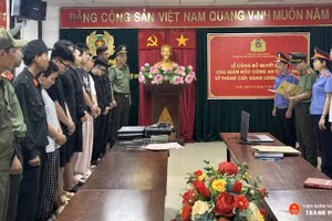 Cơ quan điều tra tống đạt Quyết định khởi tố bị can, bắt tạm giam nhóm đối tượng. (Ảnh: Viện Kiểm sát nhân dân thành phố Huế cung cấp)