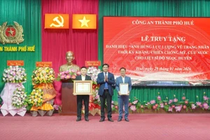 Thừa ủy quyền của Chủ tịch nước Cộng hòa xã hội chủ nghĩa Việt Nam, đại diện lãnh đạo Thành ủy Huế đã trao quyết định cho thân nhân liệt sĩ, anh hùng lực lượng vũ trang nhân dân Đỗ Ngọc Huyền.