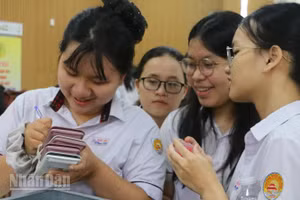 Sau giờ làm bài ở điểm thi Trường trung học phổ thông Quốc học Huế. (Ảnh DQT)