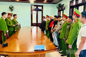 Cơ quan điều tra tống đạt quyết định khởi tố vụ án, khởi tố các bị can.