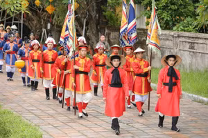 Điểm nhấn của chương trình là đoàn bộ hành trong trang phục Việt cổ thực hiện đám rước. (Ảnh: Hữu Hân)