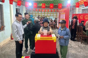 Đồng bào vùng cao A Lưới, thành phố Huế bỏ phiếu bầu. 