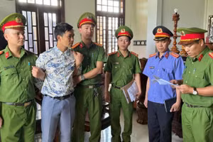 Đối tượng Mai Hoàng (áo hoa) đã bị khởi tố, bắt tạm giam.