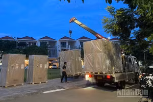 Tối 5/6, Chủ đầu tư đã bắt đầu cẩu, đưa thiết bị ra khỏi khu đô thị.