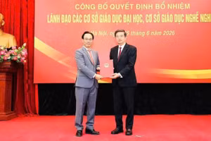 Giáo sư, Tiến sĩ, bác sĩ Nguyễn Vũ Quốc Huy được Bộ trưởng Giáo dục và Đào tạo Hoàng Minh Sơn trao quyết định Quyền Giám đốc Đại học Huế ngày 5/6/2026.
