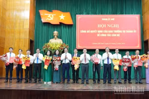 Lãnh đạo thành phố tặng hoa chúc mừng các đồng chí được điều động, bổ nhiệm đợt này. 