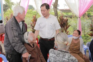 Ông Trần Kiêm Hảo, Giám đốc Sở Y tế thành phố thăm, động viên người lớn tuổi ở phường Phú Xuân.