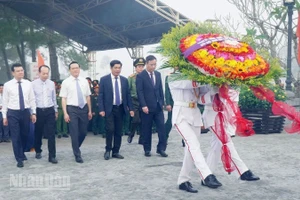 Đoàn lãnh đạo thành phố, đại diện quần chúng nhân dân dâng hương tưởng nhớ các anh hùng liệt sĩ.