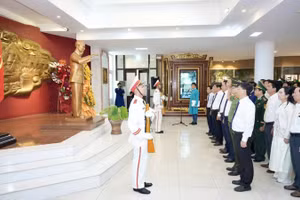 Lãnh đạo thành phố Huế dâng hoa tưởng niệm Chủ tịch Hồ Chí Minh tại Bảo tàng.