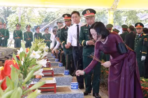 Các đại biểu đã dâng hoa, dâng hương, dành phút mặc niệm tưởng nhớ và tri ân các anh hùng liệt sĩ.