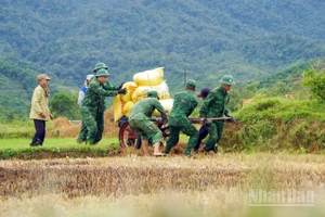 Cùng nhân dân tăng gia sản xuất, bảo vệ đường biên, mốc giới.