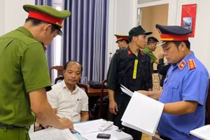Cơ quan điều tra tiến hành khám xét nhà, nơi làm việc của các đối tượng.