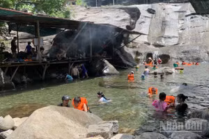 Ngày 3/6, có hai du khách gặp nạn khi đi chơi suối, một người bị đột quỵ, một người bị đuối nước.