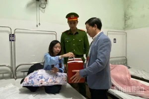 Bệnh nhân ở Bệnh viện trường Đại học Y dược Huế thực hiện quyền công dân tại giường bệnh.