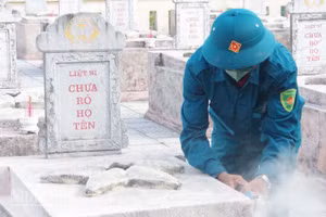 Các lực lượng khai mở các phần mộ kiên cố, cố gắng tìm mẫu để xác định danh tính các anh.