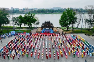 Khoảng 1000 chị em sáng nay 7/3 đã điểm sắc cho công viên bên bờ sông Hương.