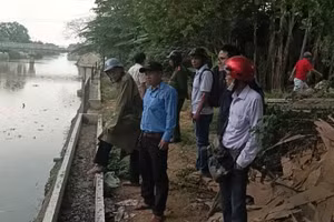 Người dân địa phương đến chứng kiến cảnh ông Cường thu dọn lại hàng trăm vỏ chai bia đã ném xuống sông. 